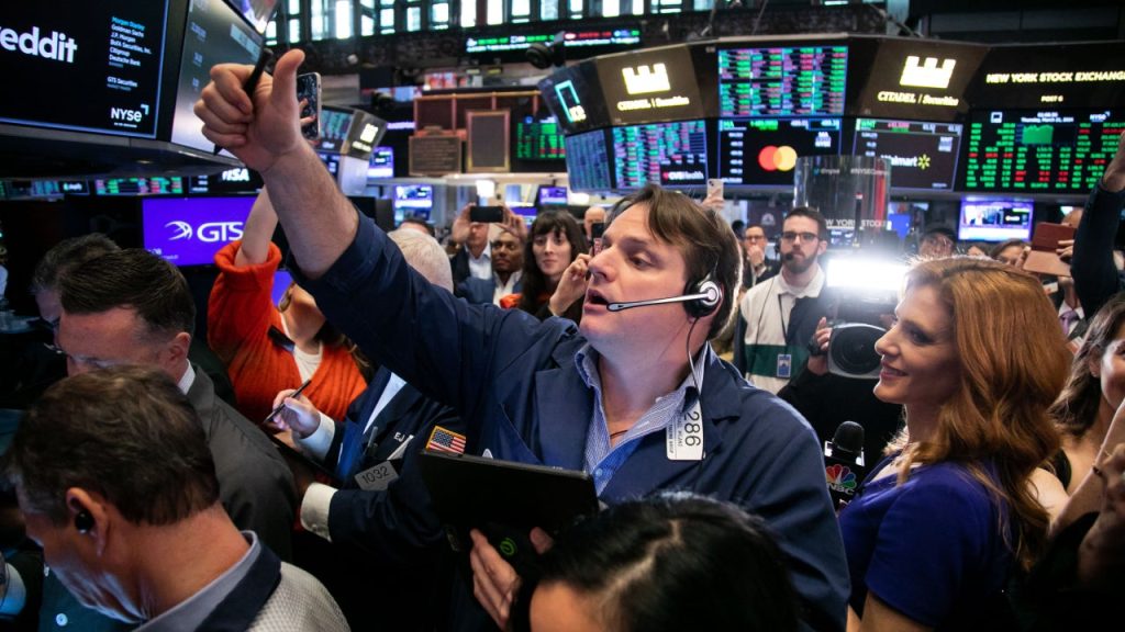 Survey: Stock market to inch up 2 percent over coming year, say experts