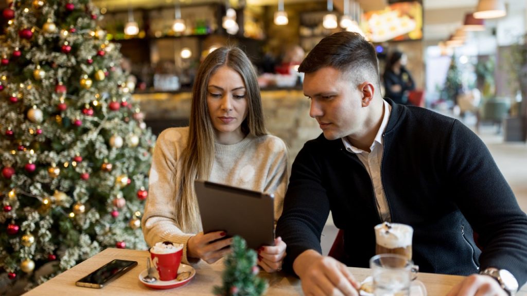 6 ways a financial advisor can help with holiday finances