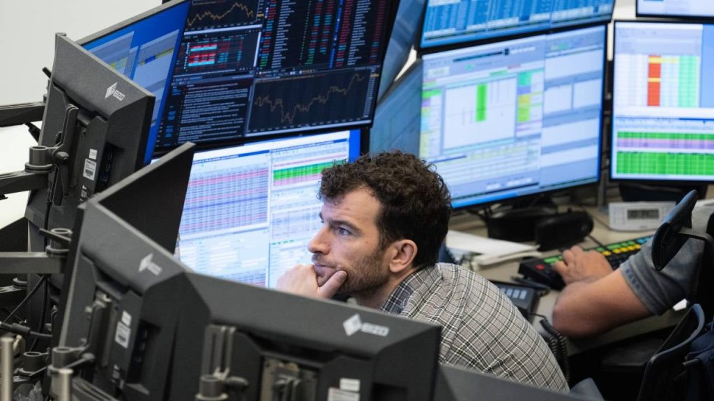 Survey: Despite economic uncertainty, experts foresee stocks climbing 6% in year ahead