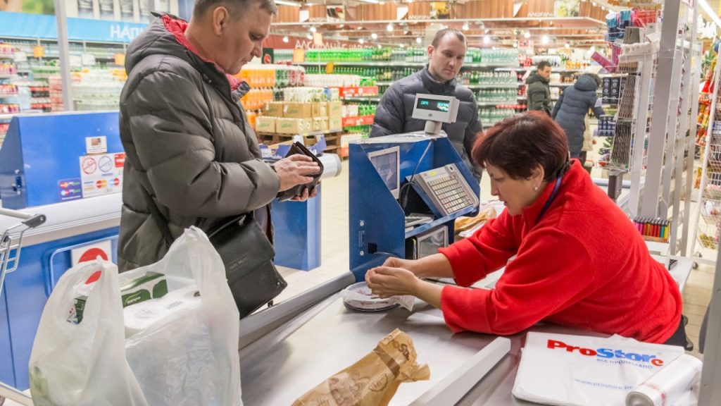 Unbanked vs. underbanked: 6 key reasons (and solutions)