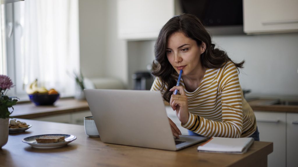 Cash can feel safe, ‘but it doesn’t grow your wealth,’ portfolio strategist says Cash can feel safe, ‘but it doesn’t grow your wealth,’ portfolio strategist says