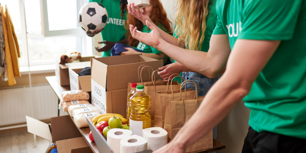 9 Ways to Give Back as a Family This Holiday Season 9 Ways to Give Back as a Family This Holiday Season