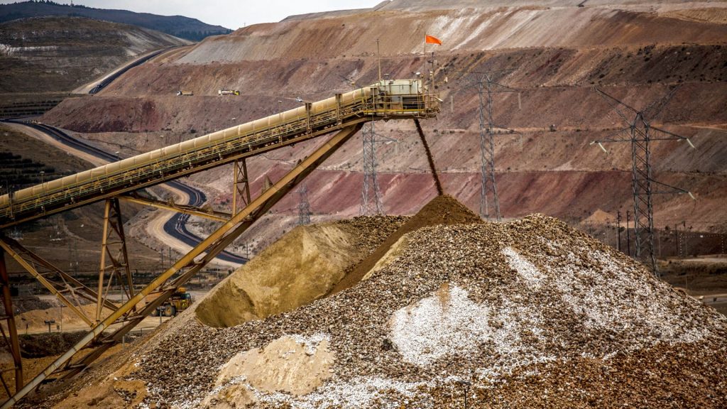 Stocks making the biggest moves midday: NEM, AAPL, SNDK, DECK Stocks making the biggest moves midday: NEM, AAPL, SNDK, DECK